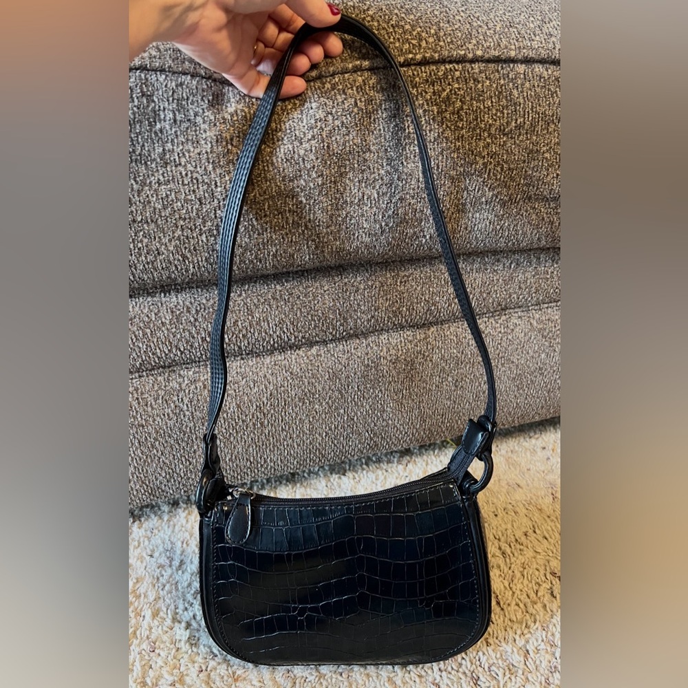 Elegant Black Crocodile-Embossed Shoulder Bag